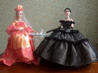 doll on the left, her jewelry and shoes