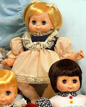 Vogue Dolls - Hug-A-Bye Baby - Peach/Blue Dress - Doll